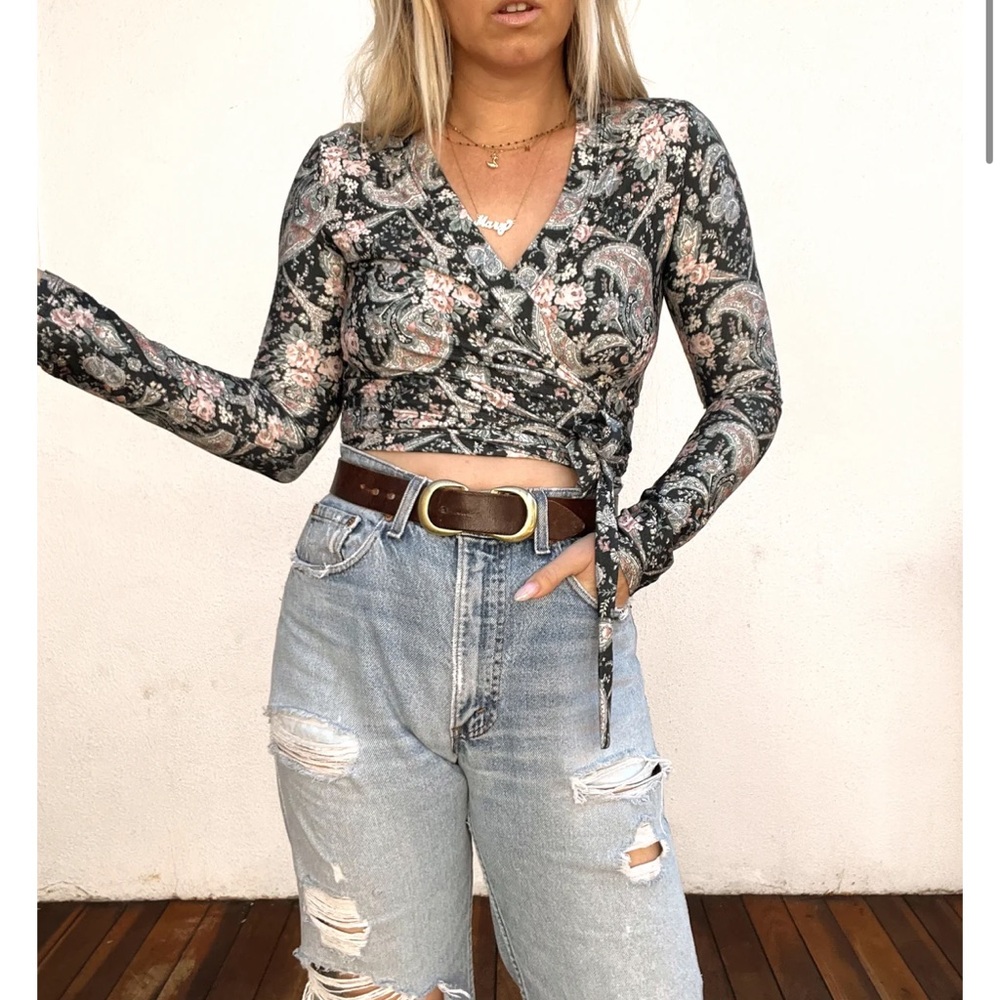 ⚡️FLASH SALE ⚡️ Novella Royale Isadora Wrap Top Size Small Midnight Rose Print